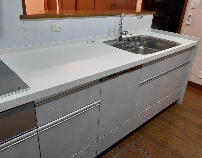 グレーで統一した上質キッチン